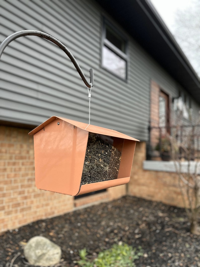 Wyzer Modern Bird Feeder – Blush & Sage | Rustproof Aluminum, Large Capacity, Retro-Inspired Outdoor Design