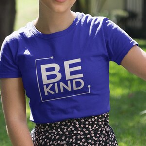 Be Kind T-Shirt verfügt über ein minimalistisches und wirkungsvolles Design, das Elemente des Periodensystems mit einer starken Botschaft der Freundlichkeit kombiniert