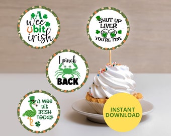 12 adornos, etiquetas y pegatinas imprimibles para cupcakes con frases divertidas del Día de San Patricio.