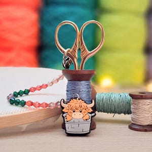 Highland Cow Scissor Fob with Protection Bead, Scissor Keeper, Embroidery Cross Stitch Sewing Crochet Knitting Notion Scottish Coo Accessory immagine 1