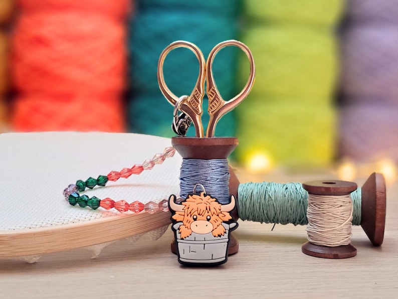 Highland Cow Scissor Fob with Protection Bead, Scissor Keeper, Embroidery Cross Stitch Sewing Crochet Knitting Notion Scottish Coo Accessory immagine 1