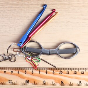 Travel Crochet Gift Set, Emergency Crochet Set Keyring Lanyard Hook Mini Travelling Crochet Kit Crochet Notions Gift Scissors Stitch Markers imagem 4