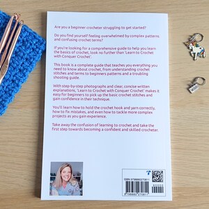 Peut inclure: La couverture arri&egrave;re d'un livre de crochet intitul&eacute; "Learn to Crochet with Conquer Crochet". La couverture du livre pr&eacute;sente une photo d'une femme souriante tenant un crochet. La couverture du livre comprend &eacute;galement le texte "Learn to Crochet with Conquer Crochet" et "Ce livre est un guide complet qui vous apprend tout ce que vous devez savoir sur le crochet, de la compr&eacute;hension des points et des termes de crochet aux mod&egrave;les pour d&eacute;butants et un guide de d&eacute;pannage."