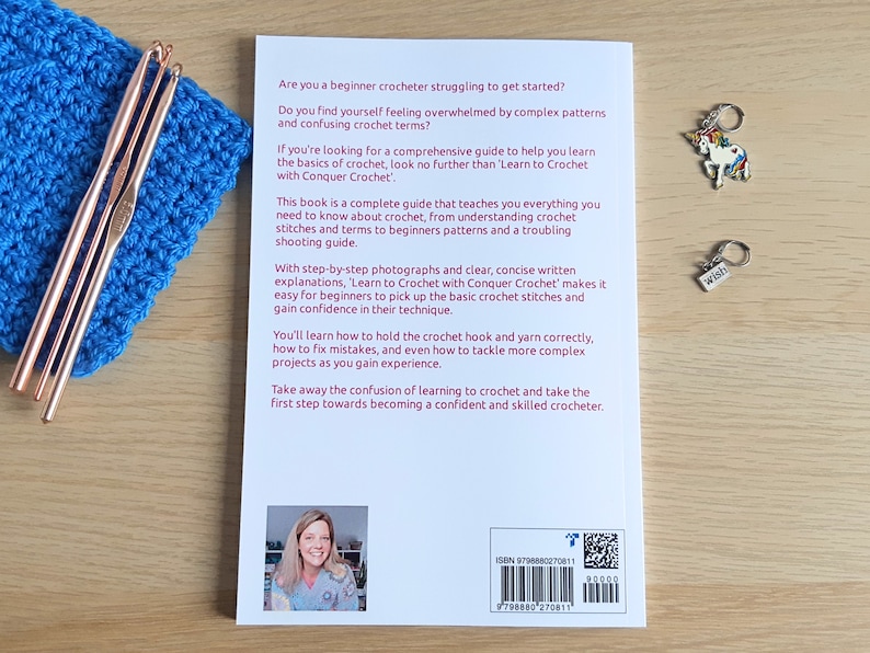 Peut inclure: La couverture arri&egrave;re d'un livre de crochet intitul&eacute; "Learn to Crochet with Conquer Crochet". La couverture du livre pr&eacute;sente une photo d'une femme souriante tenant un crochet. La couverture du livre comprend &eacute;galement le texte "Learn to Crochet with Conquer Crochet" et "Ce livre est un guide complet qui vous apprend tout ce que vous devez savoir sur le crochet, de la compr&eacute;hension des points et des termes de crochet aux mod&egrave;les pour d&eacute;butants et un guide de d&eacute;pannage."