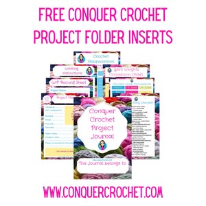 K&ouml;nnte beinhalten: Eine Sammlung druckbarer Crochet-Projektordner-Einlagen, darunter ein Projekttagebuch, eine Garn-Gewichtsumrechnungstabelle, eine Crochet-Haken-Umrechnungstabelle, eine Maschen-Checkliste, Waschanleitungen und ein Arbeitsfortschritts-Erfassungsblatt. Die Einlagen haben einen bunten Hintergrund aus Garnkn&auml;ueln und den Text "FREE CONQUER CROCHET PROJECT FOLDER INSERTS" und "WWW.CONQUERCROCHET.COM".