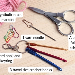 Pode incluir: Um conjunto de suprimentos de croch&ecirc; que inclui uma agulha de l&atilde;, um par de tesouras dobr&aacute;veis, um gancho de cord&atilde;o e um chaveiro, e tr&ecirc;s ganchos de croch&ecirc; de tamanho de viagem. Tamb&eacute;m h&aacute; seis marcadores de ponto de l&acirc;mpada.