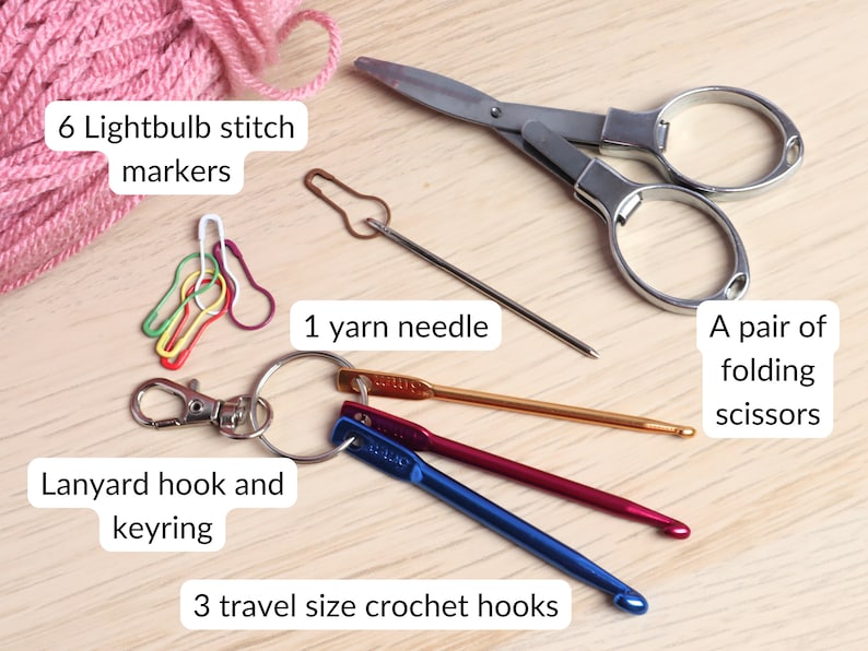 Pode incluir: Um conjunto de suprimentos de croch&ecirc; que inclui uma agulha de l&atilde;, um par de tesouras dobr&aacute;veis, um gancho de cord&atilde;o e um chaveiro, e tr&ecirc;s ganchos de croch&ecirc; de tamanho de viagem. Tamb&eacute;m h&aacute; seis marcadores de ponto de l&acirc;mpada.