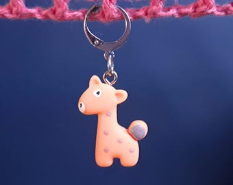Marqueur de point girafe mignonne, idée de crochet dos levier en métal argenté, breloque animal en résine Progress Keeper, cadeau de fournitures de crochet de marqueur de rangée