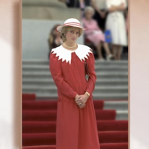 Stampa fotografica d&#39;epoca della principessa Diana / Tour reale in Canada del 1983 / Arte murale storica della famiglia reale / Abito e cappello rossi / Download digitale