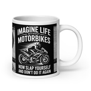 以下が含まれることがあります： 白地に黒と白のバイクに乗った人のグラフィックが描かれた白いセラミックマグカップ。マグカップには「Imagine life without motorbikes. Now slap yourself and don't do it again.」という文字が書かれています。