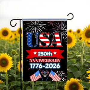 Peut inclure: Un drapeau de jardin noir affiche "USA" en rouge, blanc et bleu, célébrant le 250e anniversaire de 1776 à 2026. Le design comprend des feux d'artifice, des étoiles et des drapeaux américains. Le drapeau est devant des tournesols.