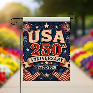Peut inclure: Un drapeau de jardin patriotique célébrant le 250e anniversaire des États-Unis. Le design présente le texte "USA 250th Anniversary" avec les années 1776-2026, sur fond bleu marine avec des feux d'artifice et des étoiles. Deux drapeaux américains en bas.
