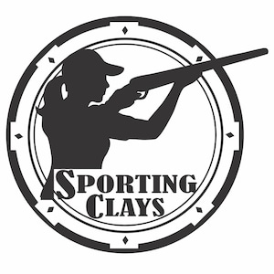 Puede incluir: Logotipo circular con una silueta en blanco y negro de una persona apuntando con una escopeta. Las palabras "SPORTING CLAYS" están en negrita dentro del círculo. El diseño está rodeado por un borde decorativo.