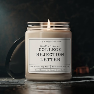 Cheira como uma vela de carta de rejeição da faculdade, presente de vela de formatura, presente engraçado de formatura para ela, velas engraçadas, presente de formatura da faculdade, presente de doutorado