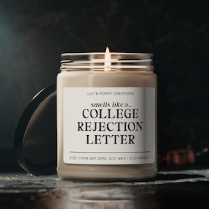 Cheira como uma vela de carta de rejeição da faculdade, presente de vela de formatura, presente engraçado de formatura para ela, velas engraçadas, presente de formatura da faculdade, presente de doutorado