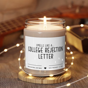 Cheira como uma vela de carta de rejeição da faculdade, presente de vela de formatura, presente engraçado de formatura para ela, velas engraçadas, presente de formatura da faculdade, presente de doutorado