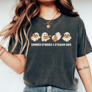 Gruselige Geschichten und Steamy Sips Shirt, niedliche Geister-Lesebücher, Kaffee-Geist-Shirt, Halloween-T-Stück, Halloween-Buch-Liebhaber, Herbst-Kaffee-Liebhaber