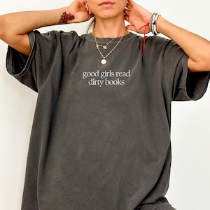 グッドガールズ・リード・ダーティ・ブックス・コンフォートカラーズ®シャツ、ファニー・リーダー・ブック・アディクトTシャツ、スパイシー・ブックス・シャツ、スマット・シャツ、ファンタジー・リーダー、スマット・ブックス