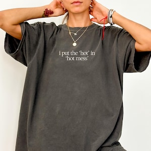 Comfort Colors® - T-shirt « I Put The Hot In », T-shirt « Hot Mess » pour maman, Vêtements étranges, T-shirt Gen Z, T-shirt avec citation drôle, T-shirt sarcastique
