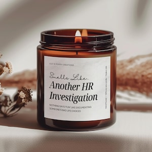 Puede incluir: Una vela de vidrio marrón con una etiqueta blanca que dice "Smells Like... Another HR Investigation" y "NOTHING SAYS FUN LIKE DOCUMENTING SOMEONE'S BAD LIFE CHOICES".