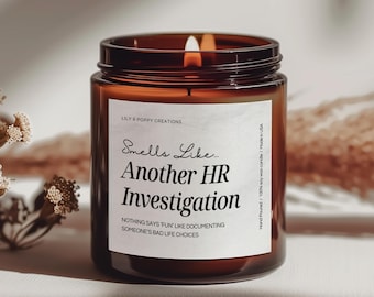 Puede incluir: Una vela de vidrio marrón con una etiqueta blanca que dice "Smells Like... Another HR Investigation" y "NOTHING SAYS FUN LIKE DOCUMENTING SOMEONE'S BAD LIFE CHOICES".