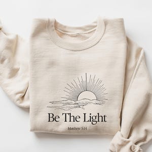 Sei das leichte Sweatshirt, Mathew 5:14 Sweatshirt, motivierendes Glaubenskleid, Kirchenhemd, religiöses Hemd, Bibelvers-Pullover, Sonnenhemd