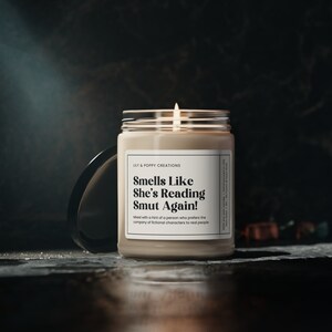 Huele como si estuviera leyendo obscenidad otra vez, regalo de vela divertido, regalos de libros picantes, vela de libro romántico, regalo para un amigo lector ávido, regalo de ratón de biblioteca imagen 4