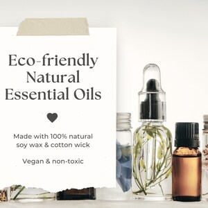 Puede incluir: Una colecci&oacute;n de peque&ntilde;as botellas de vidrio llenas de aceites esenciales naturales y flores secas. Las botellas tienen tapas plateadas y est&aacute;n dispuestas sobre una superficie blanca. El texto en el papel dice "Eco-friendly Natural Essential Oils", "Made with 100% natural soy wax & cotton wick", y "Vegan & non-toxic".