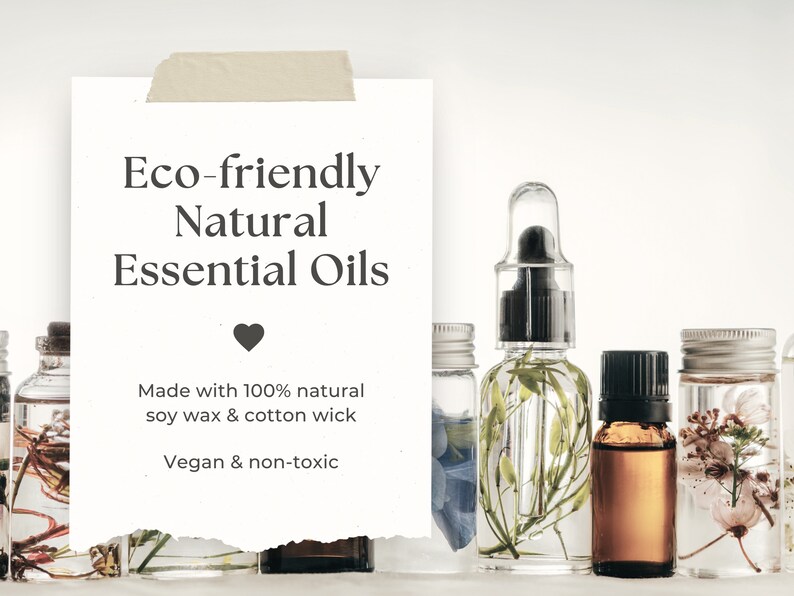 Puede incluir: Una colecci&oacute;n de peque&ntilde;as botellas de vidrio llenas de aceites esenciales naturales y flores secas. Las botellas tienen tapas plateadas y est&aacute;n dispuestas sobre una superficie blanca. El texto en el papel dice "Eco-friendly Natural Essential Oils", "Made with 100% natural soy wax & cotton wick", y "Vegan & non-toxic".