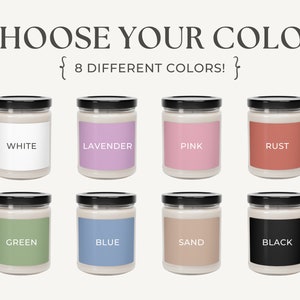 Puede incluir: Ocho tarros de velas de vidrio con tapas negras y etiquetas que muestran diferentes colores: blanco, lavanda, rosa, &oacute;xido, verde, azul, arena y negro.  { &iexcl;8 COLORES DIFERENTES! }