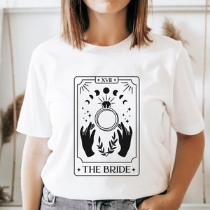 Camiseta de despedida de solteira celestial, camiseta de noiva bruxa, camiseta de despedida de solteira de tarô, camisetas de noiva com cartas de tarô, camisetas de festa de casamento, camiseta de madrinha de casamento imagem 2