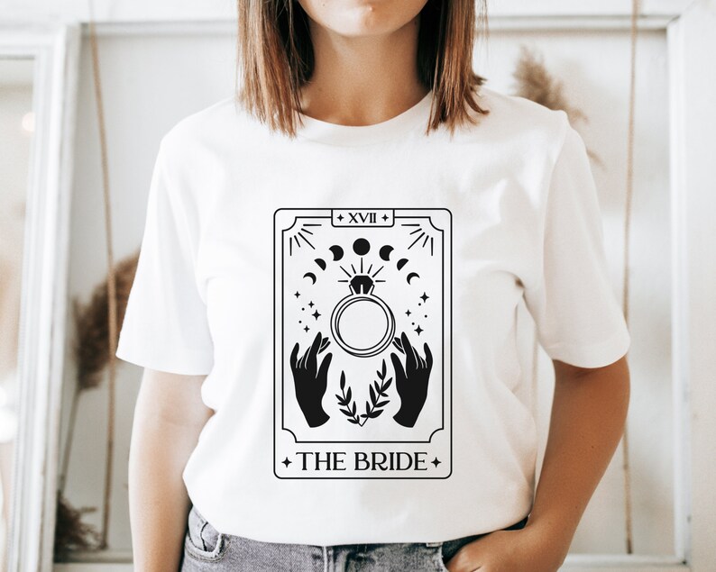 Camiseta de despedida de solteira celestial, camiseta de noiva bruxa, camiseta de despedida de solteira de tarô, camisetas de noiva com cartas de tarô, camisetas de festa de casamento, camiseta de madrinha de casamento imagem 2