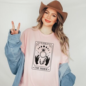 Camiseta de despedida de solteira celestial, camiseta de noiva bruxa, camiseta de despedida de solteira de tarô, camisetas de noiva com cartas de tarô, camisetas de festa de casamento, camiseta de madrinha de casamento Soft Pink