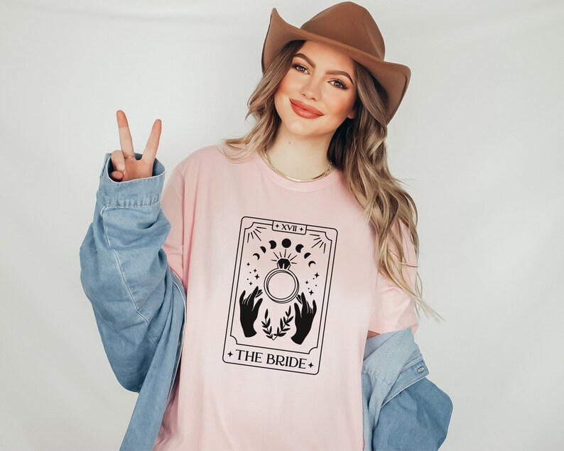 Camiseta de despedida de solteira celestial, camiseta de noiva bruxa, camiseta de despedida de solteira de tarô, camisetas de noiva com cartas de tarô, camisetas de festa de casamento, camiseta de madrinha de casamento Soft Pink