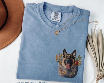 Puede incluir: Camiseta de mezclilla azul con una imagen bordada de un pastor alemán en una maceta de flores. El texto "COMFORT COLORS" es visible en la etiqueta.