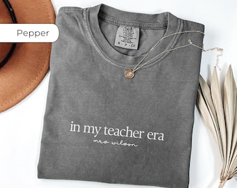 Benutzerdefinierte in meiner Lehrer Era Komfort Farbe Shirt, Lehrer Benutzerdefinierte Mrs Name Shirt, Lehrer Wertschätzung Geschenk, Geschenk für Lehrer, personalisierter Name