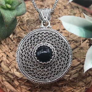 Colar de filigrana com círculo redondo, pingente de prata esterlina 925 oxidada, joia estilo boho vintage para mulheres