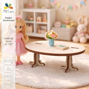Puede incluir: Una mesa de centro ovalada de madera en miniatura con bordes y patas marrones. Un pequeño jarrón azul con flores y un libro en miniatura están sobre la mesa. Una muñeca con un vestido rosa está cerca. La imagen incluye el texto "MIX Laser" y "Digital Download".