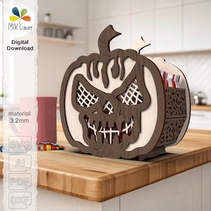 Könnte beinhalten: Eine hölzerne Kürbis-Aufbewahrungsbox mit einem geschnitzten Gesicht. Die Box besteht aus hellem und dunklem braunem Holz mit einem Gittermuster für die Augen und einem gezackten Mund. Der Text "Digital Download" ist sichtbar.