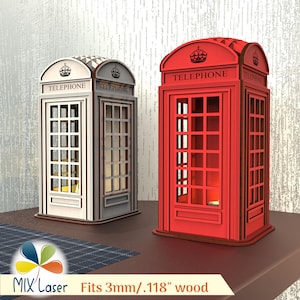 Könnte beinhalten: Zwei Telefonzellenmodelle aus Holz, eines weiß und grau, das andere rot. Jedes hat ein Kronen-Emblem und das Wort "TELEPHONE" über der Fenster-Tür. Die Kabinen stehen auf einer braunen Oberfläche.