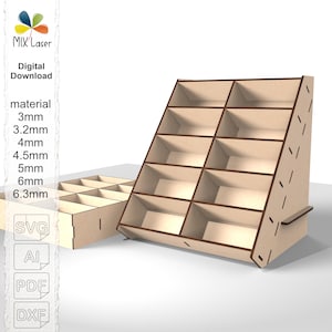 以下が含まれることがあります： 複数のコンパートメントを備えた木製のディスプレイ棚。小さなアイテムの展示に最適です。棚は視認性を高めるために角度が付けられており、天然木仕上げです。画像には、コンパートメント付きの小さなマッチングボックスも表示されています。「MIX Laser」と「Digital Download」の文字が見えます。