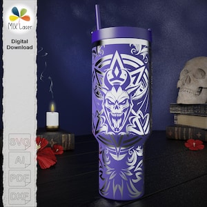 Puede incluir: Un vaso morado con un gráfico plateado de una calavera sonriente y formas geométricas. El vaso tiene una tapa y una pajita moradas a juego. La imagen también incluye una vela encendida, una calavera y las palabras "Digital Download".