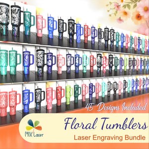 Könnte beinhalten: Eine Sammlung von floralen Trinkbechern in verschiedenen Farben, die auf Regalen ausgestellt sind. Jeder Becher hat ein anderes lasergraviertes Blumendesign, mit Griffen und Deckeln. Der Text "45 Designs Included" und "Floral Tumblers Laser Engraving Bundle" ist enthalten.