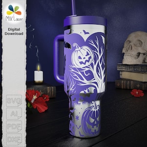 Può includere: Un bicchiere viola e argento a tema Halloween con manico e cannuccia. Il design presenta zucche, pipistrelli e alberi. Il bicchiere ha le parole "MIX Laser Digital Download" sul lato.