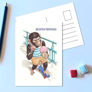 Carte postale fantaisie sur le thème de Brighton - singe mignon - animaux fantaisistes - aquarelle peinte à la main - promenade de Brighton.