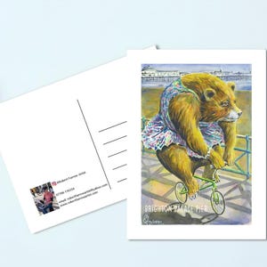 Carte postale fantaisie sur le thème de Brighton - ours mignon à vélo - animaux fantaisistes - aquarelle peinte à la main - promenade de Brighton.