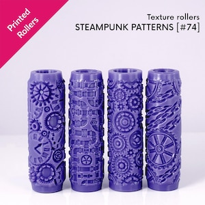 Può includere: Quattro rulli per texture viola con motivi steampunk. Ogni rullo presenta un design diverso di ingranaggi, ruote dentate ed elementi meccanici. Il testo "Printed Rollers" e "STEAMPUNK PATTERNS [#74]" è visibile.