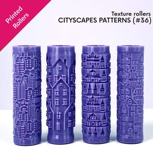 Puede incluir: Cuatro rodillos de textura morados con patrones de paisajes urbanos. Cada rodillo presenta un diseño diferente de edificios, casas y detalles arquitectónicos. El texto de la imagen dice "Printed Rollers" y "CITYSCAPES PATTERNS (#36)".