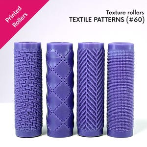 Peut inclure: Quatre rouleaux de texture violets avec différents motifs textiles. Les motifs incluent un tissage, des losanges, des chevrons et des points. Le texte "Printed Rollers" et "TEXTILE PATTERNS (#60)" est visible.