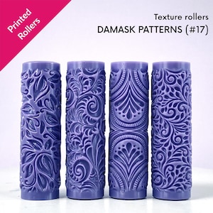 Może przedstawiać: Cztery fioletowe wałki do tekstury z wzorami damasceńskimi. Wałki są cylindryczne i mają szczegółowe wzory kwiatowe i zwoje. Tekst na zdjęciu brzmi "Printed Rollers" i "Texture rollers DAMASK PATTERNS (#17)".